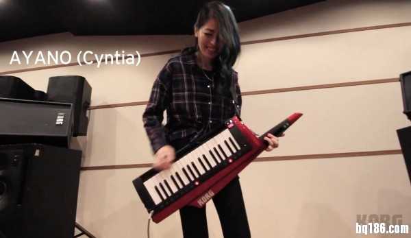 少女金属乐队 Cyntia 的 AYANO 把玩 Korg RK-100S 肩背键盘