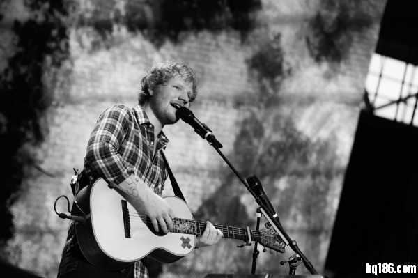 当划时代的唱作天才 Ed Sheeran 碰上革命性的话筒 Sennheiser